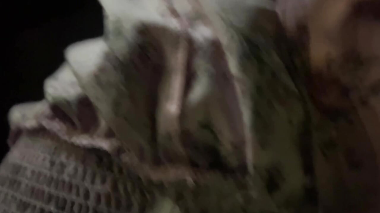 Mijn verlegen vriendin neukt graag op een openbaar plein en vindt het niet erg om gezien te worden