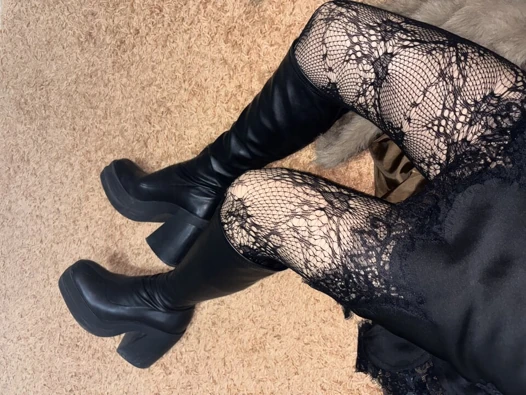 Long legs in black stockings snd boots
