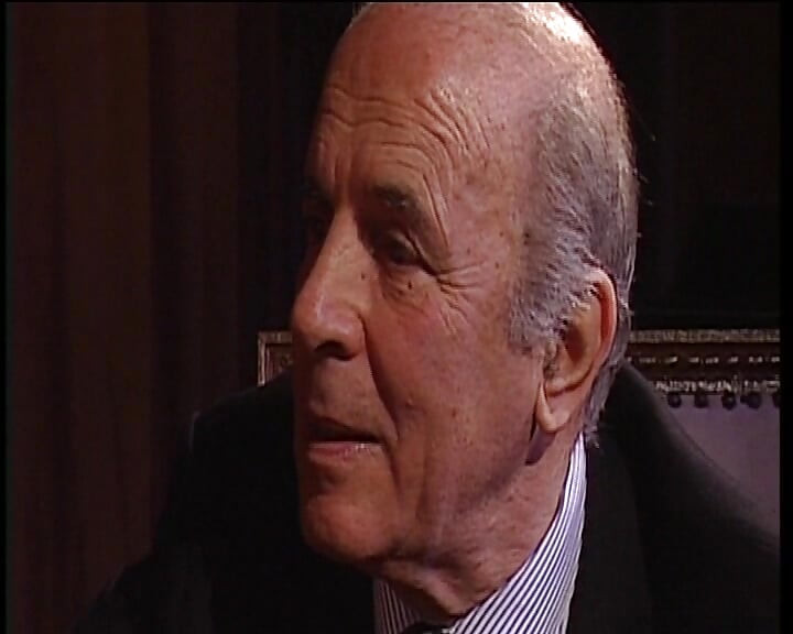 גרמנייה ברונטית עם תחת גדול מקבלת זיון אנאלי בקוקולד