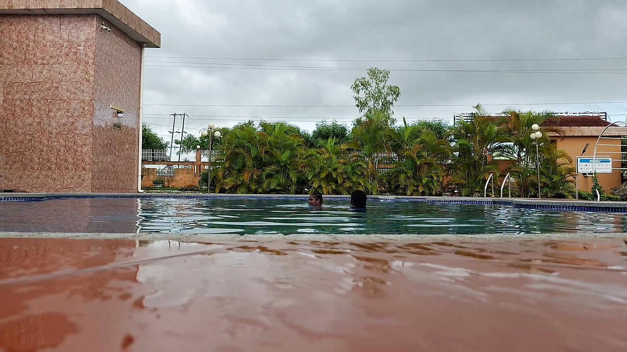Sperma schwimmen im pool, harter sex im wasser, doppelter orgasmus