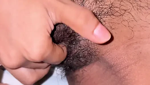 Üvey erkek kardeş azgın küçük sıska üvey kız kardeşine mastürbasyon yapıyor