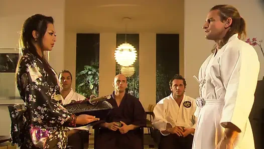 Asiatische schönheit reitet samurai schwanz