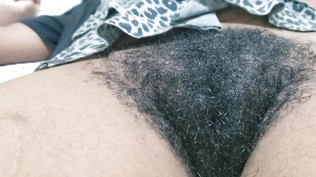 Smuk moden kvinde med behåret fisse og sexet selvtillid