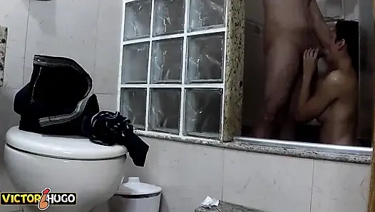 Секс с другом куколда под душем