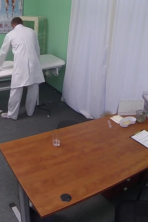 医生检查漂亮的病人的阴户并开出内射