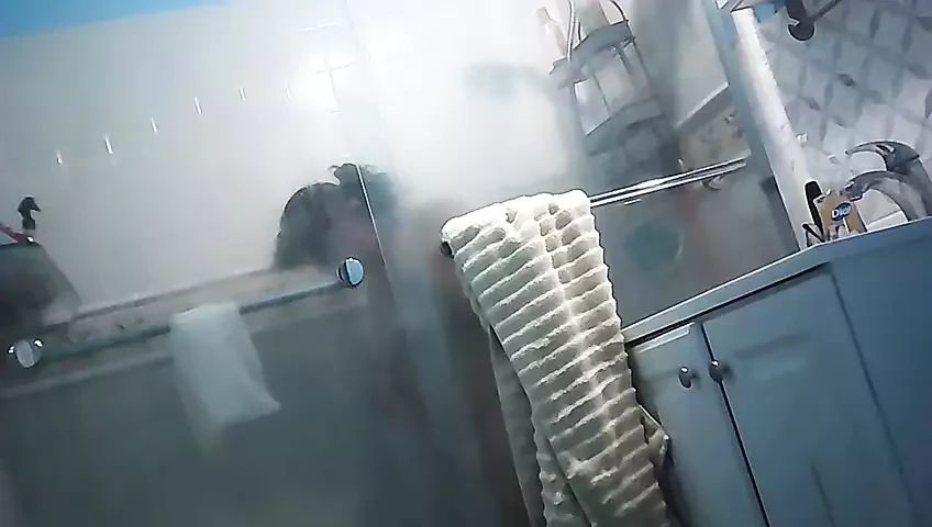 Matrigna davanti alla doccia