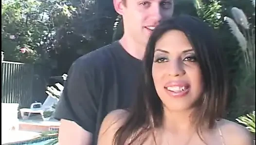 Seksi Meksikalı güzellik uzun sert bir yarakla yalıyor