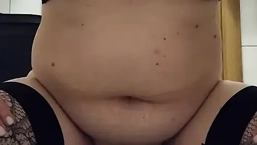 Orgasmuskontrolltraining mit einem vibrator und einem dildo, endet in einem orgasmus