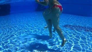 Bonitas piernas en la piscina