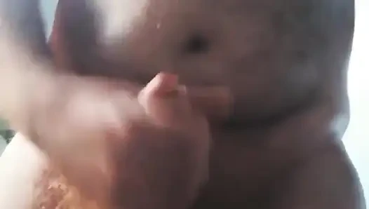 Büyük İngiliz kıllı üvey baba ayı boşalmayla mastürbasyon yapıyor
