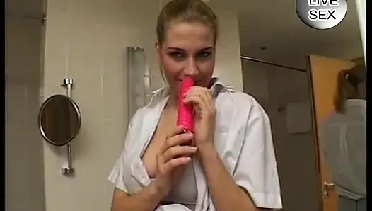 Красотка с большими сиськами мастургирует игрушкой ее мокрую пизду в ванной