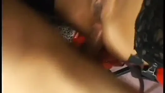Adam ve iki çılgın sürtük ile yatak odasında sert üçlü seks