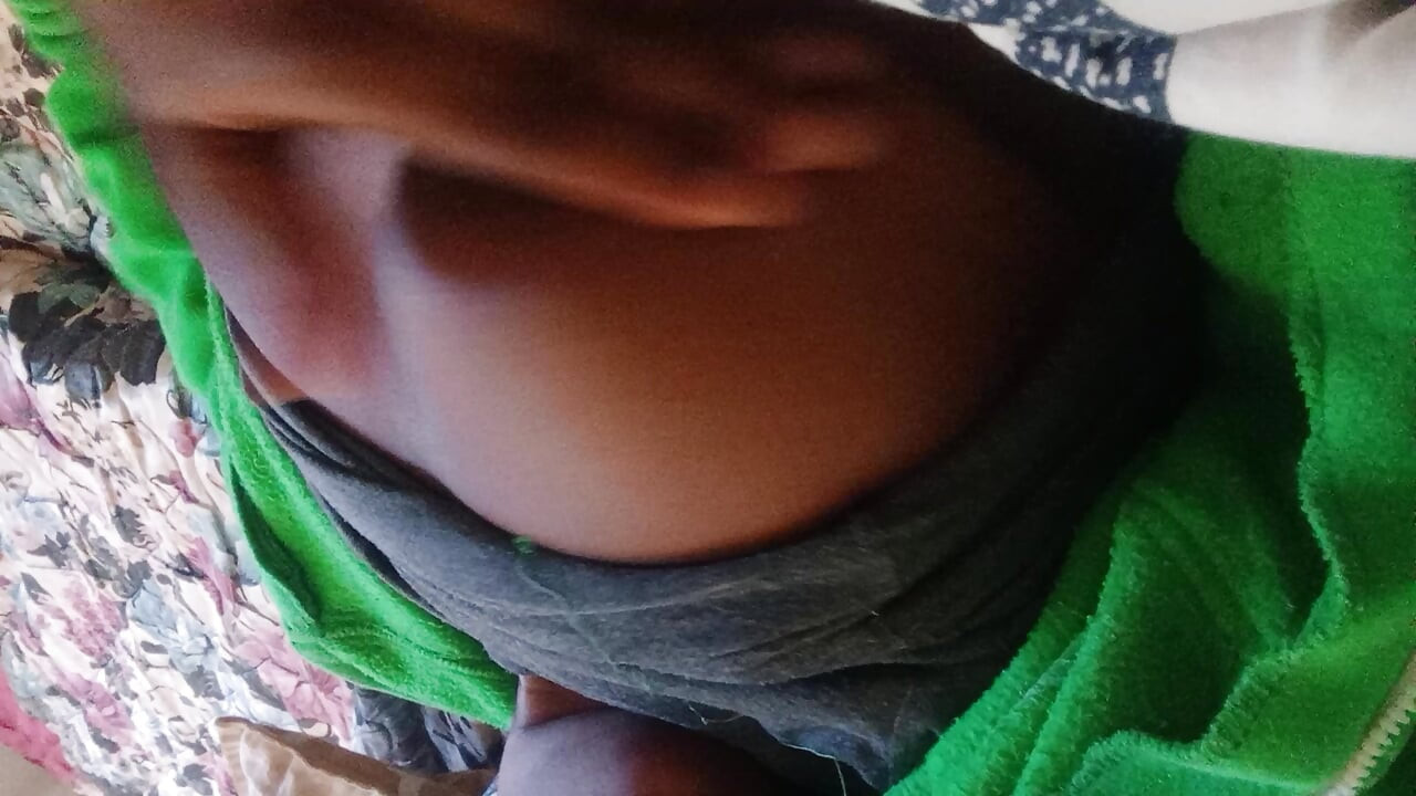 Eu quero chupar o peito da minha empregada