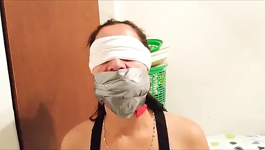 Selbstgeknebelte latina-stiefmutter in ihrem ersten gag-talk-video