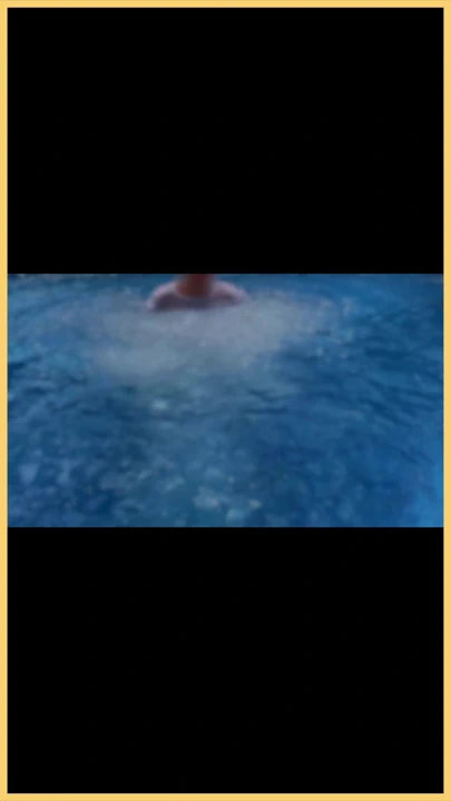 游泳池里的妻子湿衬衫与完美的无胸胸