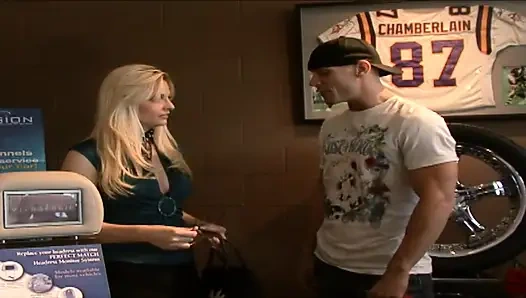 Milf dijemput disetubuhi dan dicrot di muka