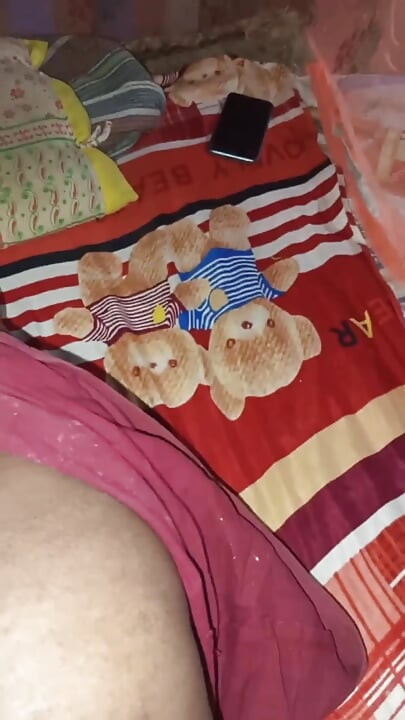 De penis van mijn broer is heel dik en gaat naar binnen, waardoor mijn kut wordt verscheurd.