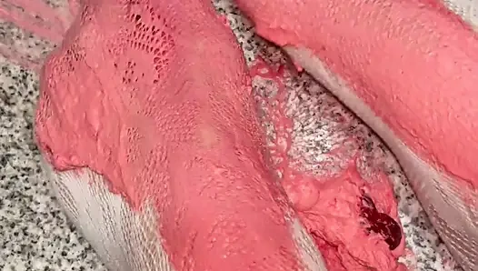 Beyaz çoraplı bacaklarımla krem şantiyle oynuyorum