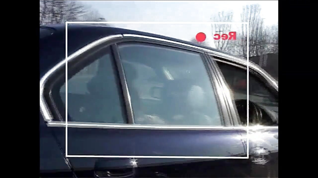 Camionagiu agață o matură sexy frumoasă, își fute curul cu prezervativ și ejaculează pe buric