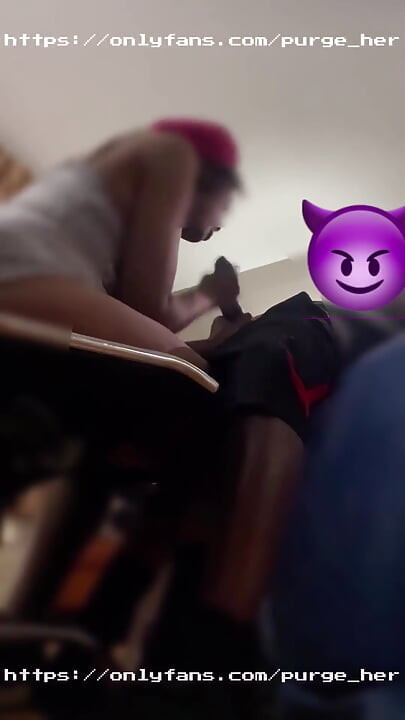 Emo Slut वीर्य निकालने के लिए कड़ी मेहनत करती है