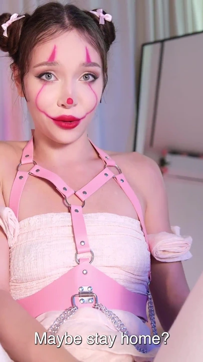 潘尼怀斯熟练地吮吸, 脸上沾满精液