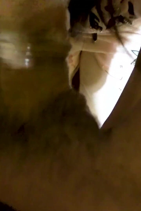 Ateşli üvey kız üvey babasının yarağına gitmek için masanın altına tırmanıyor