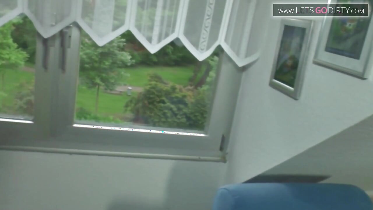 공중에서 다리를 벌리는 할망구