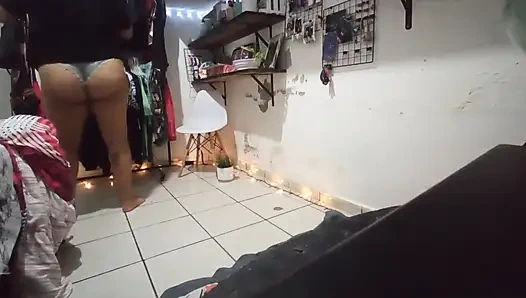 Мексиканская брюнетка с большой задницей складывает одежду в стрингах