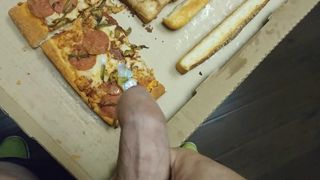 Éjacule sur une pizza