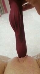 黑发女郎在浴室里拿着她最喜欢的玩具