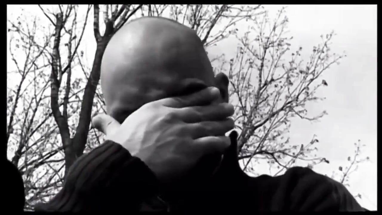 Prekrasna plavuša s velikim sisama obožava kurac u pički u ustima