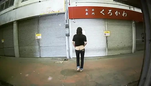 Tante seksi dengan celana jins ultra low rise di luar ruangan..