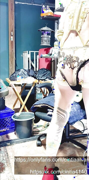 Deslumbrante loira trans cintiaalvarez anal dildo cavalgando