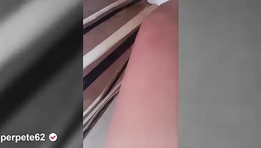 Latina mit dicken titten leckt ihre nippel, sie ist meine stiefmutter, sie ist sehr geil