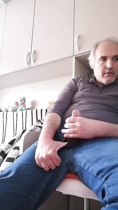 Moj tvrdi, natečeni kurac želi da bude drkanje odmah!