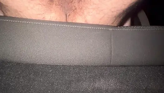 Amatör iri güzel kadın arka koltukta sikişiyor ve emiyor