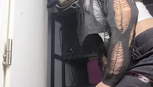 Bacaklar teid halka öğürterek ağzına