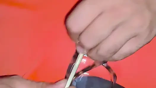 Zevk gözlükleri ovuyor