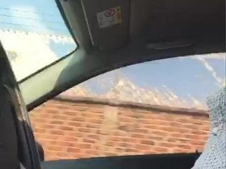 Piscando pau grande em um carro = masturbando-se no carro