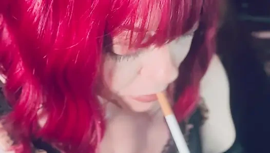 Miss Tina snua liebt es, sich für ihre fans zu verkleiden und raucht, OMI snap inhaliert, OME rauch-ringe