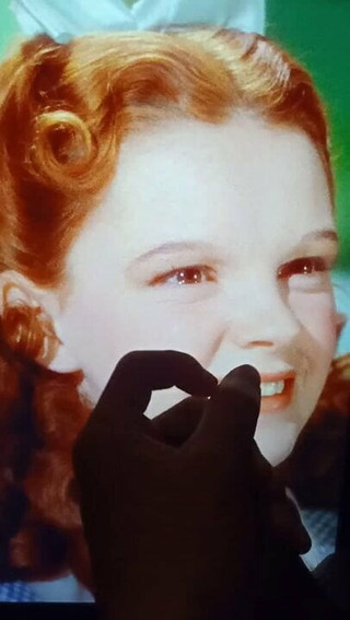 Judy Garland (Dorothy Gale) sborra in omaggio