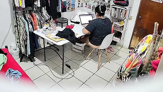 Adik tiriku yang gemuk lagi ngelakuin pekerjaan rumahnya