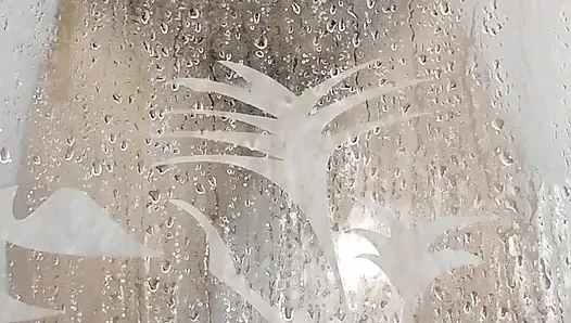 А если ты сопровождаешь меня принимать хороший душ, то твоих рук не хватает