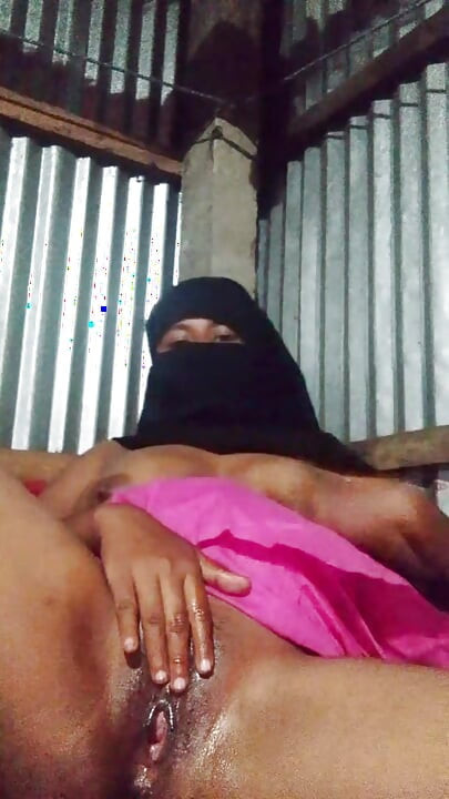 Sexy kvinne som onanerer med hånden - video