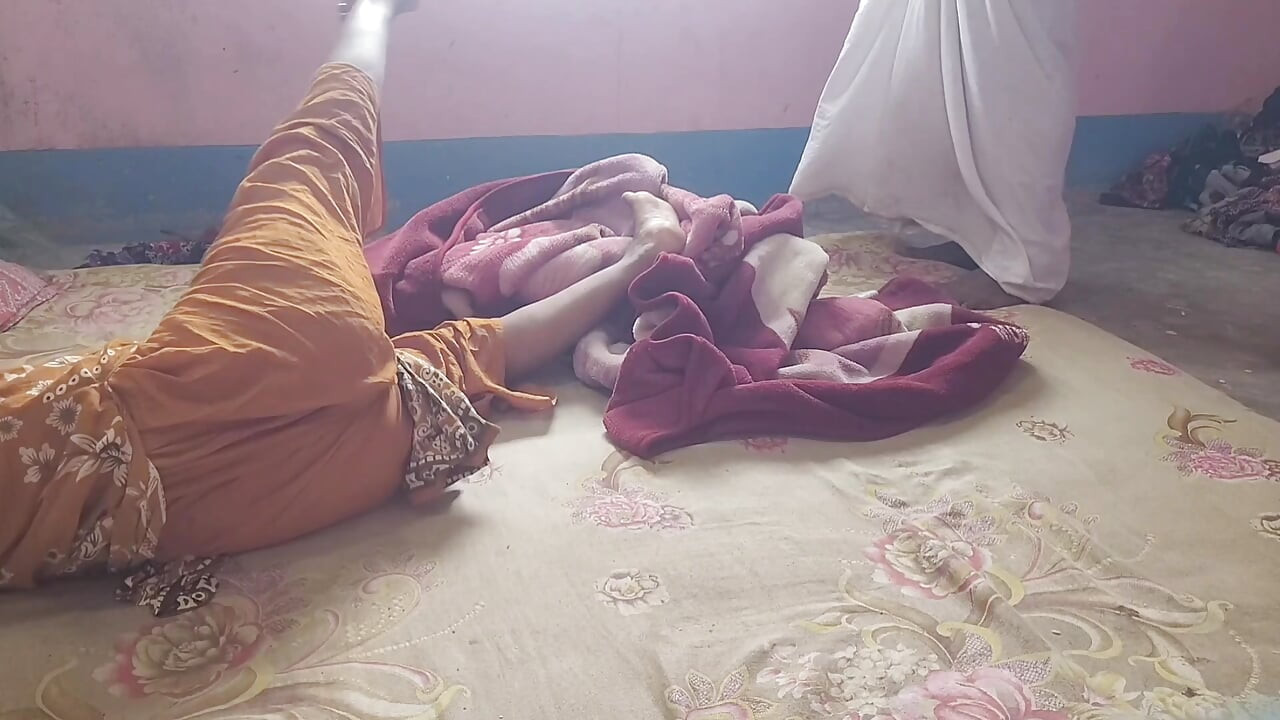 バングラデシュの男性が女性と一緒に空き家にいるバイラル動画。