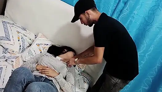 Sie masturbieren zusammen! aber die stiefschwester nahm den schwanz ihres stiefbruers, um ihn mit ihrem mund zu wichsen und das sperma voll zu schlucken