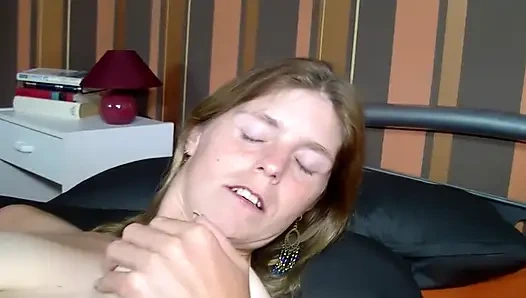 Pelacur Jerman yang kuat dan jelek masturbasi dalam aksi solo