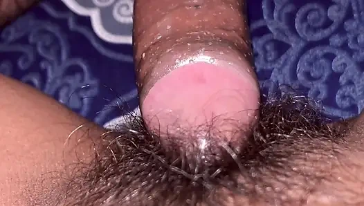 Ketika tidak ada orang di rumah, dia menelepon pacarnya ke rumah dan menyetubuhinya.