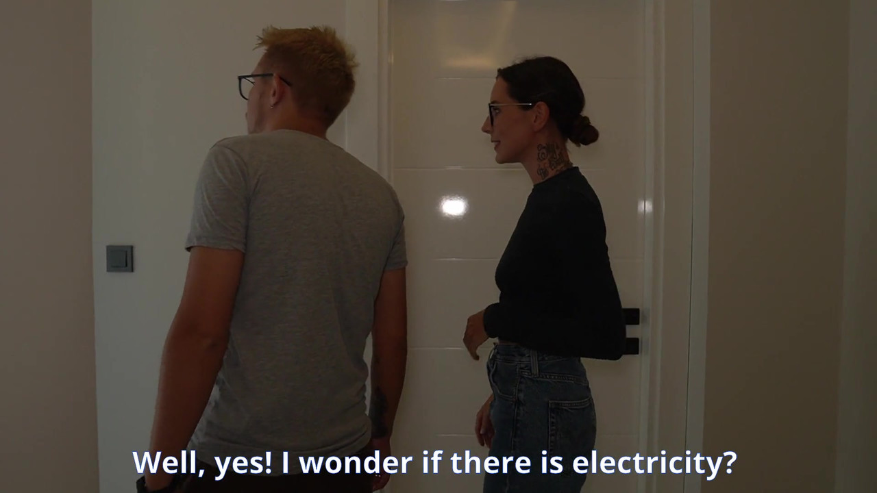 戴绿帽子的丈夫看着他的妻子从后面被操！