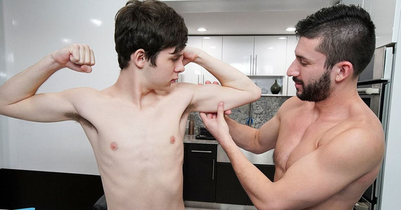 Twink fratellastro con un bel grosso cazzo grosso scopata dal fratello